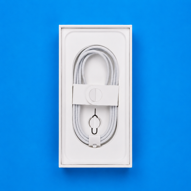 کابل اورجینال آیفون ۱۶ با جعبه